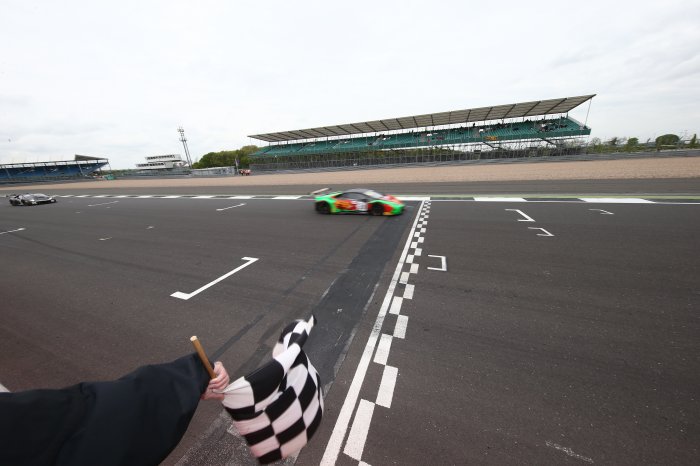 Minshaw holds off Leimer for Qualifying Race win, as Earle recovers to Iron Cup victory