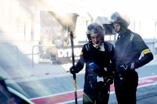 Mechanics in the pit lane | SRO / JEP